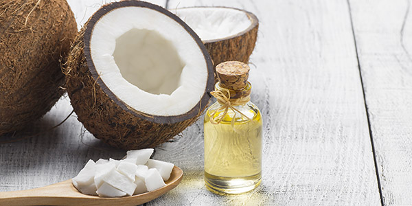 L'huile de coco est très efficace pour étouffer les poux.