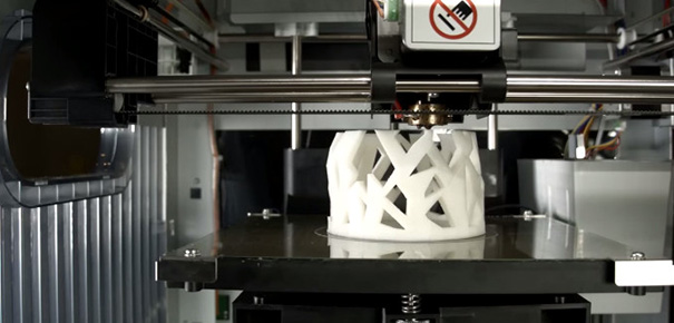 Objet en cours d'impression sur une imprimante 3D