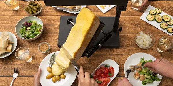 L'appareil traditionnel pour racler le fromage