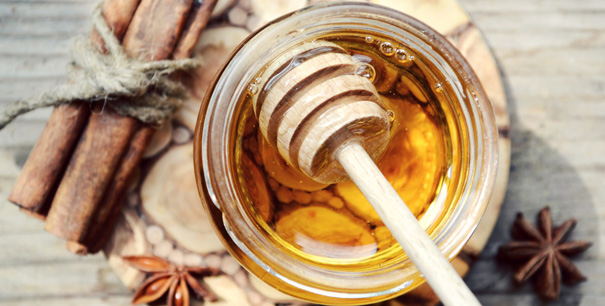 Les bienfaits du miel sur la santé : à consommer directement à la cuillère ou dans des infusions