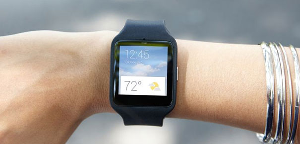 Montre connectée Sony SmartWatch 3 au poignet