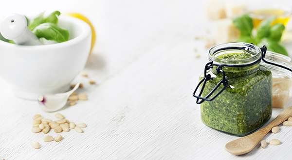 Conserver ses herbes en pot de pesto, simple et efficace !