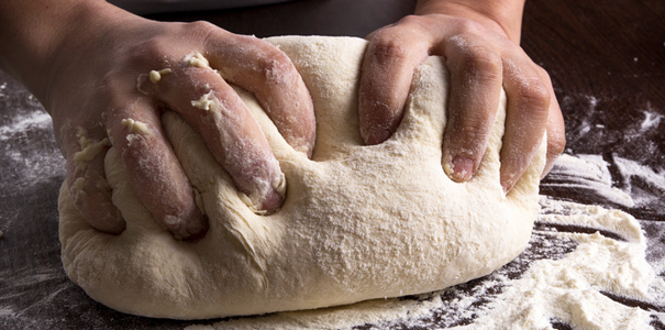 Étape incontournable et primordiale : le long pétrissage de la pâte à pain...
