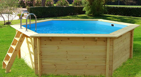 La piscine en bois, esthétique et solide