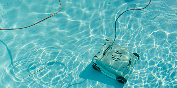 Avec ou sans fil, le robot piscine est efficace pour une eau propre. 