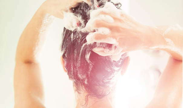 Choisissez un shampoing spécifique en été