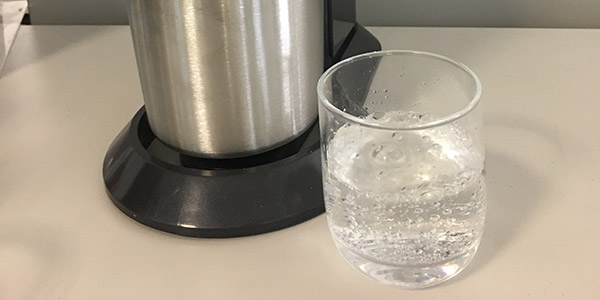 Verre d'eau gazéifiée avec Sodastream Crystal