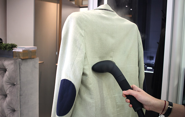 Supprimer les plis du dos d'une veste en quelques secondes grâce au défroisseur !