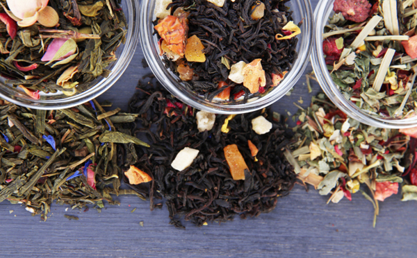 Thé vert floral, thé noir aux agrumes et thé vert fruité