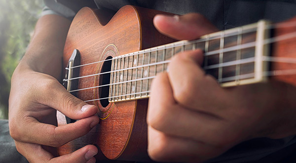 Le ukulele, plus facile et plus petit que la guitare...
