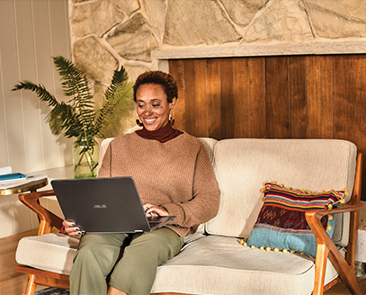 Femme travaillant sur son ordinateur portable