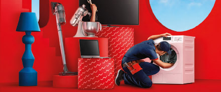 technicien Darty examinant une machine � laver