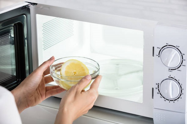 Nettoyage de micro ondes avec du citron