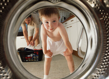 enfant regardant une machine à laver